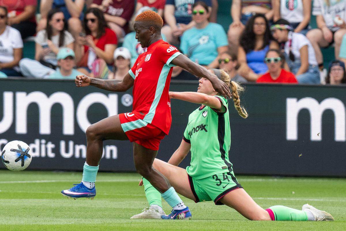 Current forward Temwa Chawinga (6) tracks down the ball during KC’s 1-0 NWSL match victory against Boston Legacy FC on Saturday, May 30, 2026, at CPKC Stadium in Kansas City.
