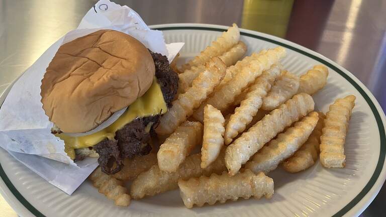 KC burger joint known for smashburgers opens in Brookside with expanded menu, bar