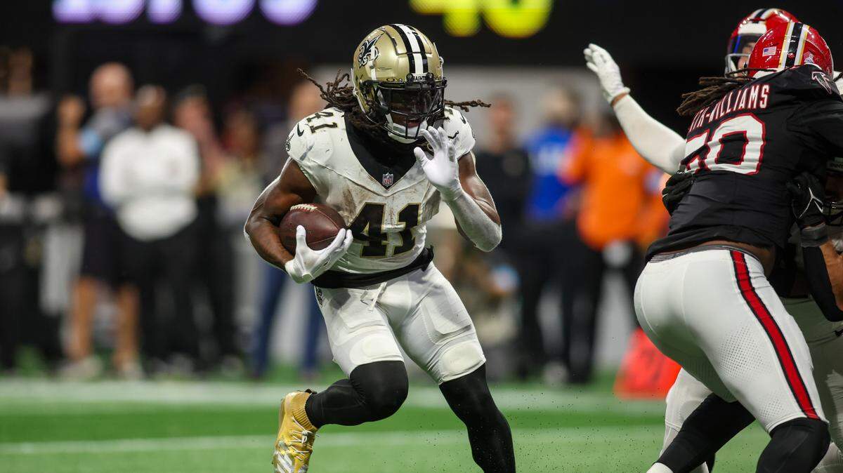 New Orleans Saints running back Alvin Kamara (41) runs the ball against the Atlanta Falcons in the fourth quarter at Mercedes-Benz Stadium.