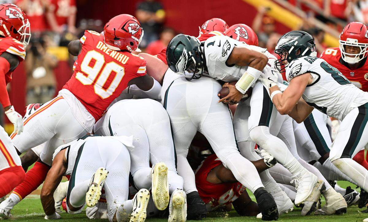 The Philadelphia Eagles make an unsuccessful "tush push" on Philadelphia Eagles quarterback Jalen Hurts (1) to try to score on the Kansas City Chiefs in the fourth quarter. on Sunday, Sept. 14, 2025, at GEHA Field at Arrowhead Stadium. The Eagle scored on the next play to extend their lead to 19-10.