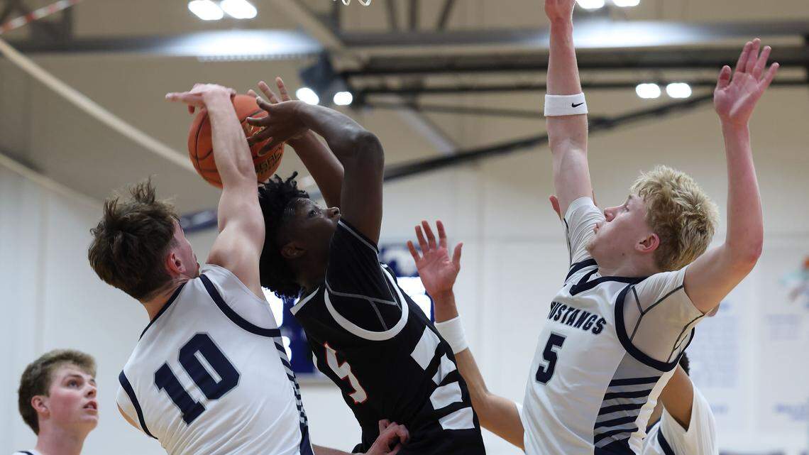 Shawnee Mission South, Blue Valley North battle for wins at 810 Varsity Showcase