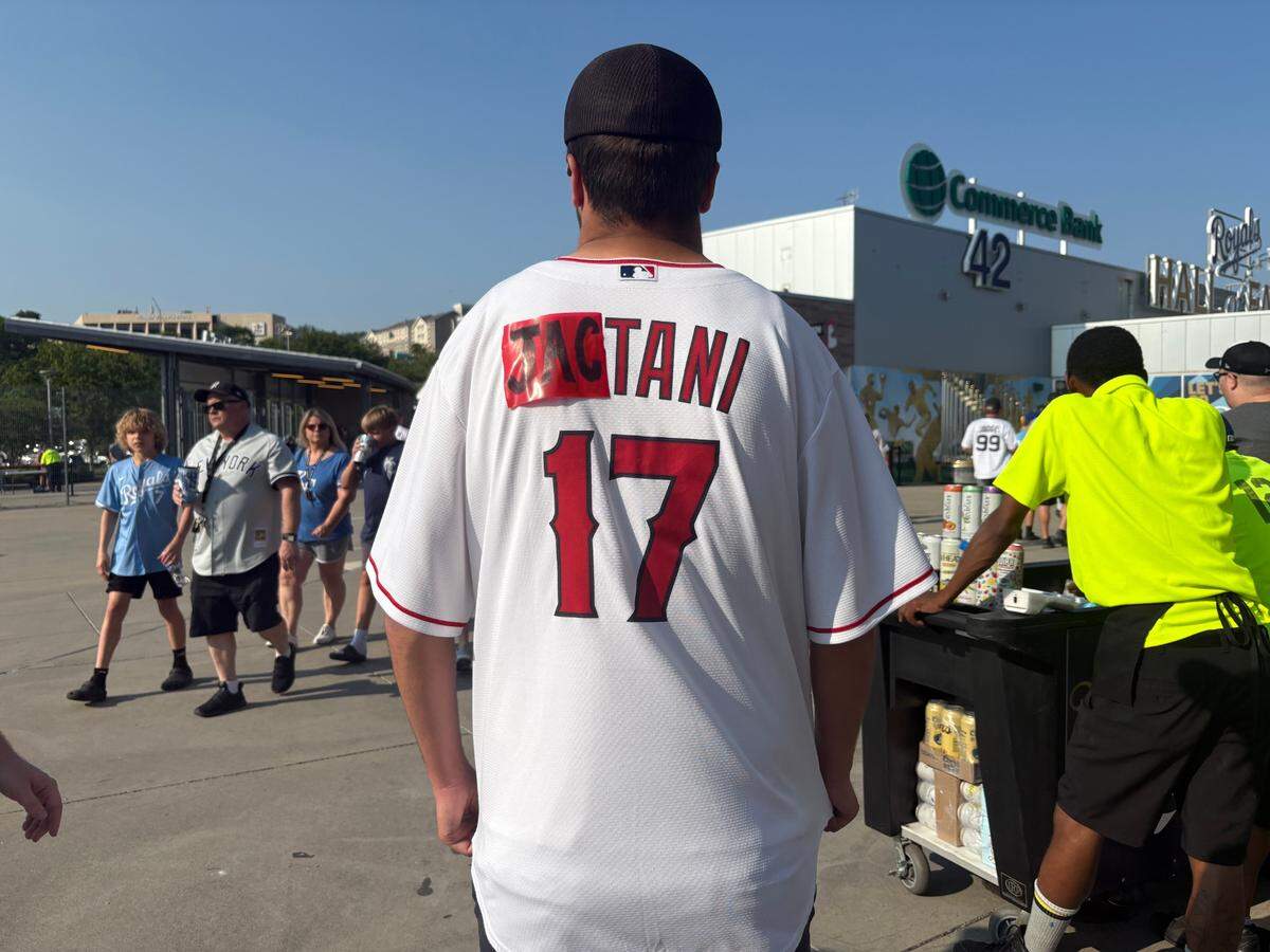 Dalton Gorham from Oak Grove, Missouri, sports his DIY “Jactani” jersey, paying homage to Jac Caglianone’s college nickname as a two-way player.