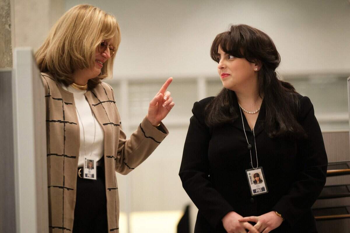 Sarah Paulson as Linda Tripp and Beanie Feldstein as Monica Lewinsky in “Impeachment: American Crime Story.” Tripp secretly recorded calls with Lewinsky and submitted the tapes to independent counsel Kenneth W. Starr.