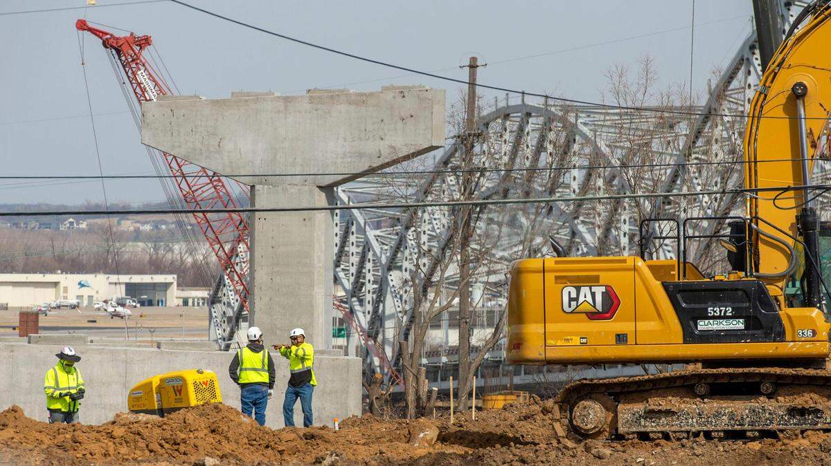 Crews will close the ramps from eastbound Interstate 70 and Beardsley road to Broadway/Sixth Street on Kansas City’s northwest side of the downtown loop as part of the bridge construction to replace the Buck O’Neil Bridge.