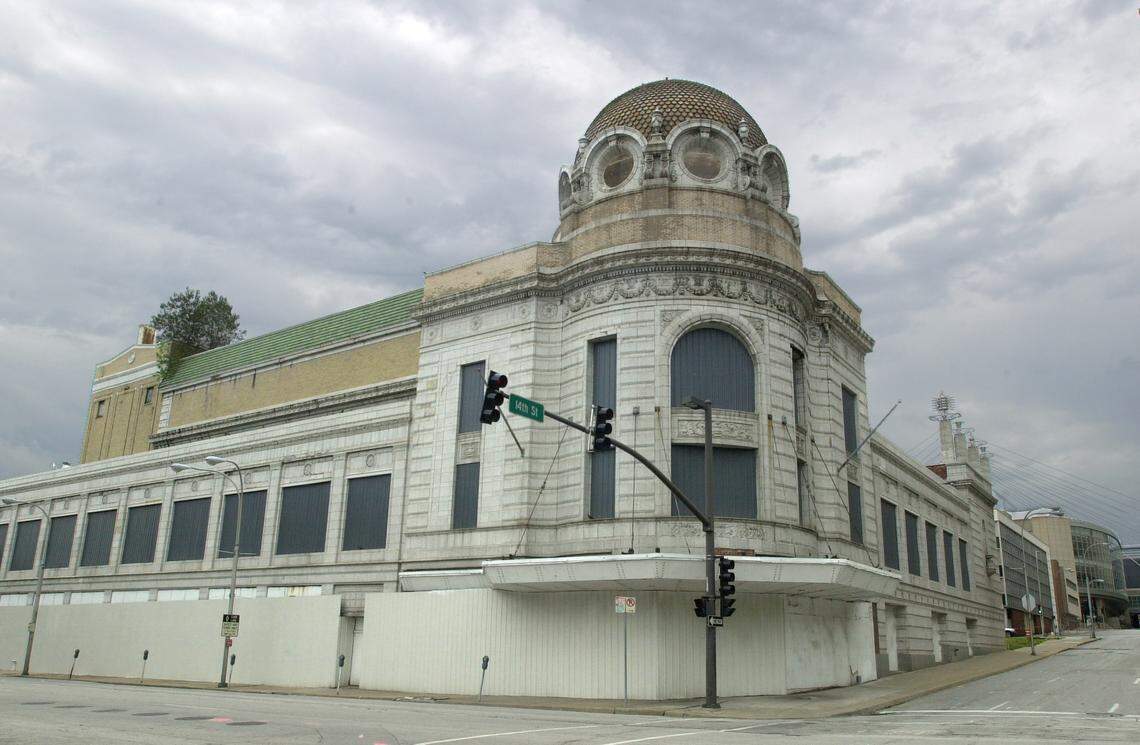 In 2002, a tree growing through the roof of the Mainstreet Theater is visible on the far left of the image.