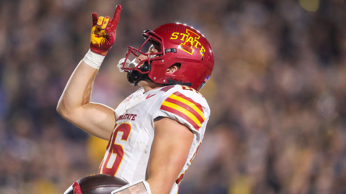 Iowa State Cyclones running back Carson Hansen (26) runs the ball for a touchdown against the West Virginia Mountaineers during the second quarter at Mountaineer Field at Milan Puskar Stadium.