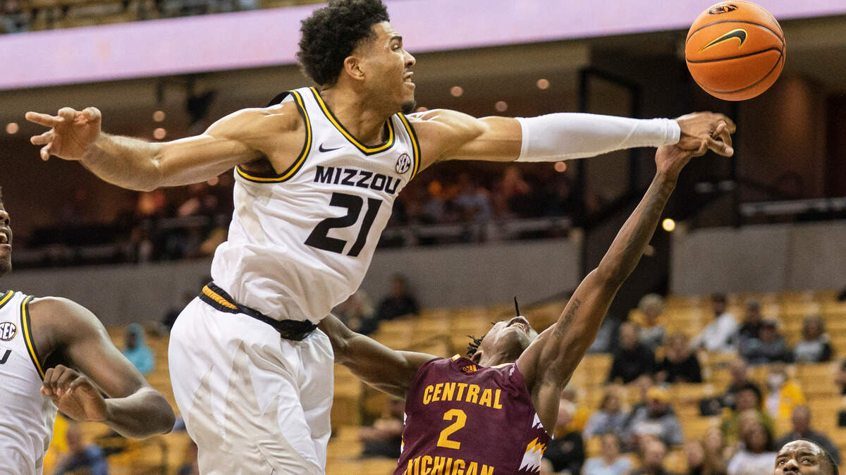 Missouri’s Ronnie DeGray III, left, blocks the shot of Central Michigan’s Kevin Miller during the first half of an NCAA college basketball game Tuesday, Nov. 9, 2021, in Columbia, Mo. (AP Photo/L.G. Patterson)