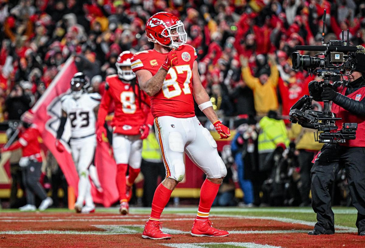 Kansas City Chiefs tight end Travis Kelce (87) celebrates after catching a pass for a touchdown in the fourth quarter against the Houston Texans during the AFC Divisional Round playoff game on Saturday, Jan. 18, 2025, at GEHA Field at Arrowhead Stadium.