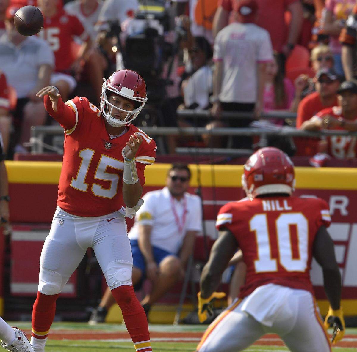 Chiefs quarterback Patrick Mahomes connects with Tyreek Hill during the first half of Sunday’s game at Arrowhead Stadium. Kansas City beat Cleveland, 33-29.