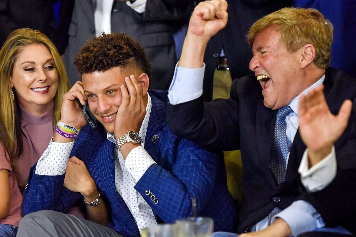 Randi Mahomes, left, and agent Leigh Steinberg looked on as Texas Tech quarterback Patrick Mahomes was drafted by the Kansas City Chiefs on April 27, 2017. Brett Veach, now general manager of the Chiefs, was instrumental in drafting Mahomes.