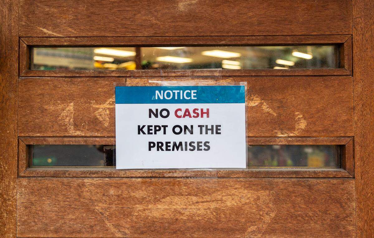 A sign at the Brookside Barkery and Bath location on Oak Street notes a change to the business’s payment policy after the store was broken into early Saturday morning.