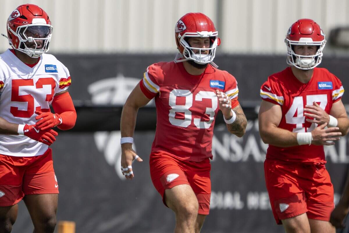 Chiefs tight end Noah Gray (83) jogs with teammates during Day 2 of minicamp practice at the team’s facility in Kansas City on Wednesday, June 10, 2026.
