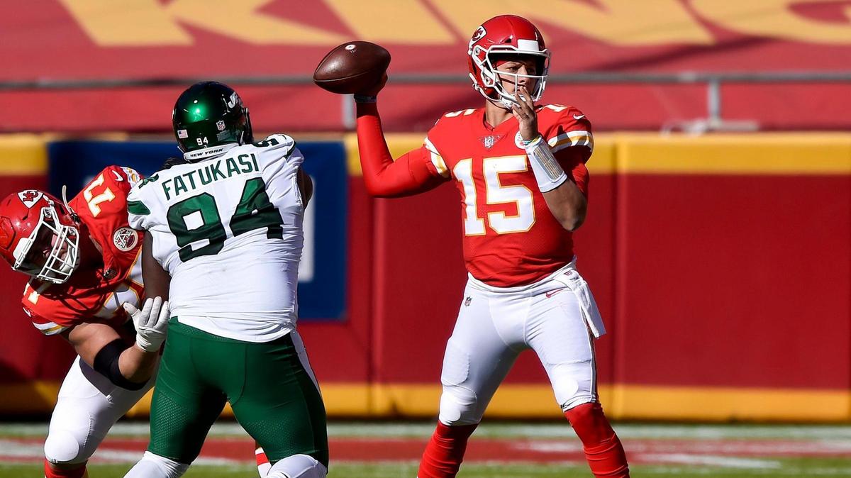 Kansas City Chiefs quarterback Patrick Mahomes looks for a receiver in the second quarter of the Kansas City Chiefs game against the New York Jets at Arrowhead Stadium Sunday, Nov. 1, 2020. The Chiefs defeated the Jets 35-9.