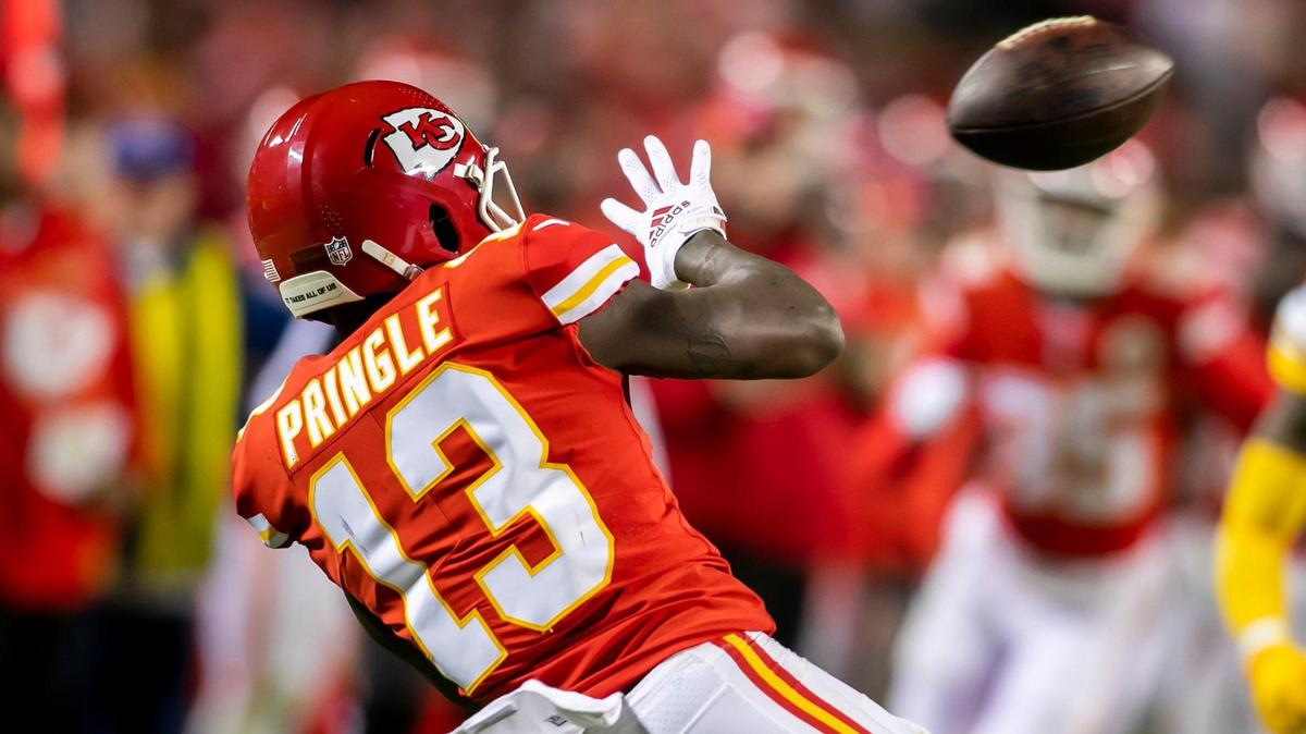 Chiefs wide receiver Byron Pringle catches a pass during the game between the Kansas City Chiefs and the Pittsburgh Steelers on December 26, 2021, at Arrowhead Stadium in Kansas City, Missouri. The Chiefs defeated the Steelers 36-10.