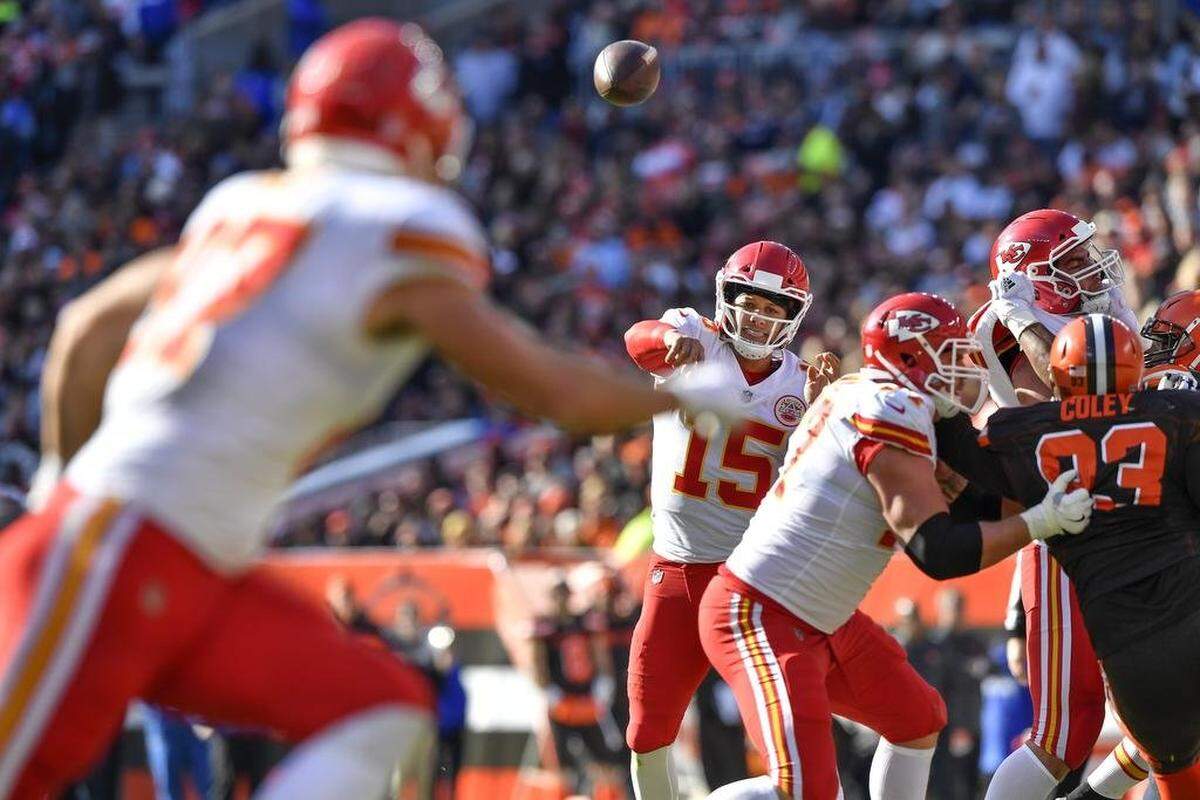 Kansas City Chiefs quarterback Patrick Mahomes threw to tight end Travis Kelce for a touchdown in the second quarter against the Browns in Cleveland. It was Mahomes’ 28th touchdown pass of the 2018 regular season.