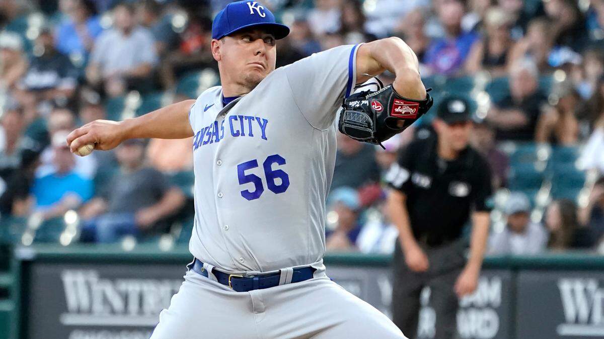 Kansas City Royals starting pitcher Brad Keller delivers during the first inning of a baseball game against the Chicago White Sox Tuesday, Aug. 2, 2022, in Chicago. (AP Photo/Charles Rex Arbogast)