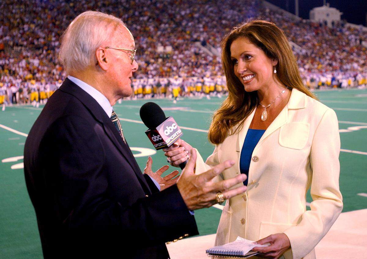 ABC Sports sideline reporter Lisa Guerrero (right) interviewed Chiefs owner Lamar Hunt in Canton, Ohio, in 2003.