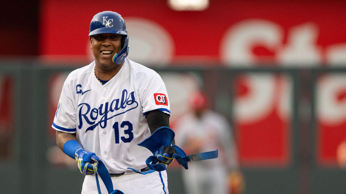 Royals’ Salvador Perez has sore elbow, so Kansas City calls up third catcher