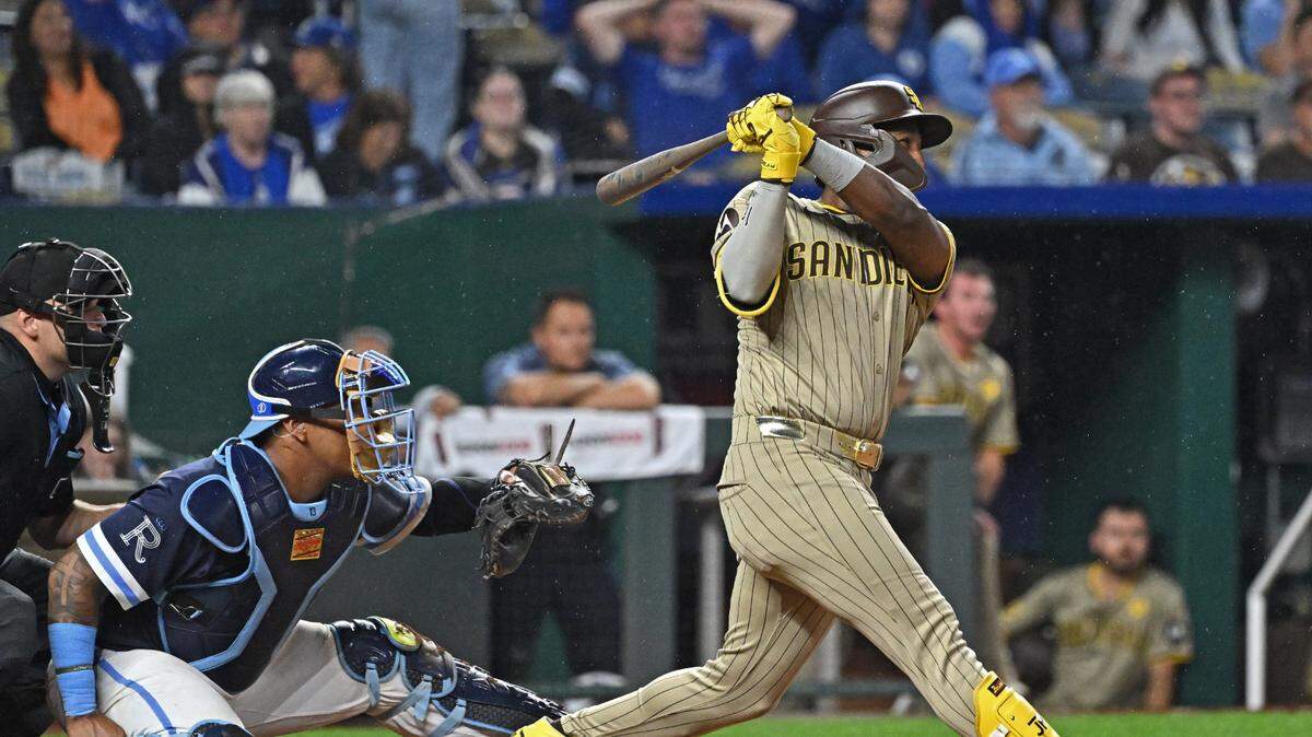 San Diego Padres left fielder Jurickson Profar (10) hits an RBI single in the eighth inning against the Kansas City Royals at Kauffman Stadium on May 31, 2024.