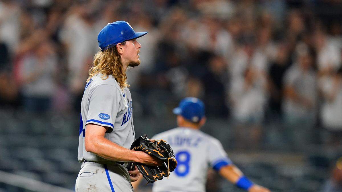 Kansas City Royals relief pitcher Scott Barlow, foreground, reacts after and RBI-single by New York Yankees’ Isiah Kiner-Falefa during the eighth inning of a baseball game Friday, July 29, 2022, in New York. (AP Photo/Frank Franklin II)