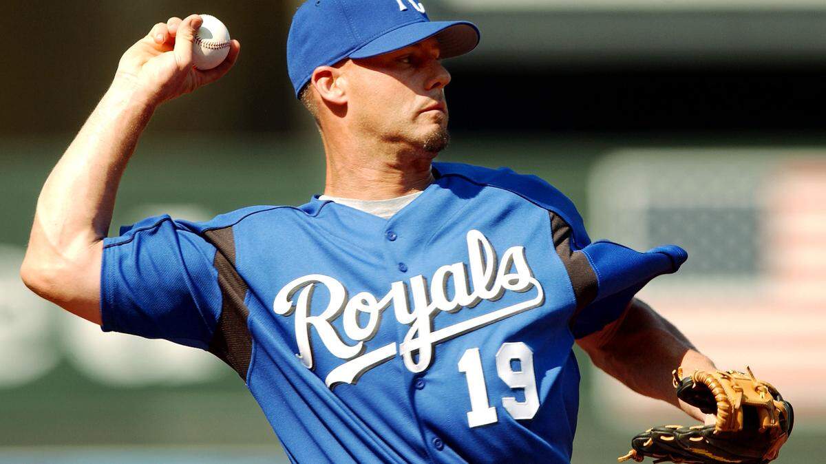 (W/Story) Kansas City Royals recently acquired Jarrod Patterson during infield practice before the start of Thursday’s July 3, 2003 game between the Kansas City Royals and the Detroit Tigers at Kauffman Stadium. Photo by John Sleezer/staff. NOT PUBLISHED