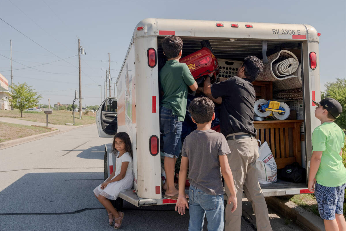 Lemar and family spend the morning packing up their moving van and getting rid of odds and ends before setting off for Texas