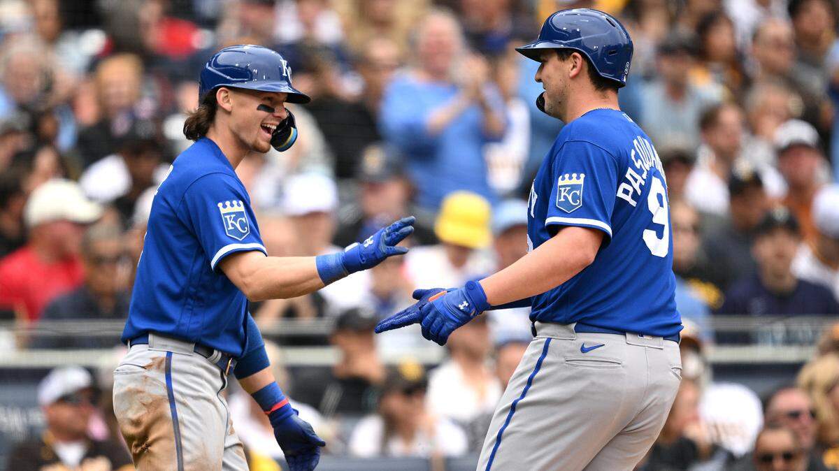 Royals shortstop Bobby Witt, left, congratulates DH Vinnie Pasquantino on his two-run homer in the sixth inning.