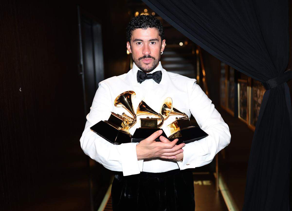 Bad Bunny posa con sus premios Album of the Year, Best Musica Urbana Album y Best Global Music Performance durante los Grammys el domingo.