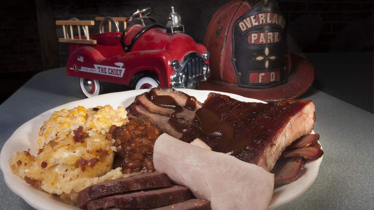 Fireside BBQ’s What-Not sampler with (from left) cheesy corn, cheesy potatoes, homemade sausage, turkey,
ribs, brisket and baked beans in the center.