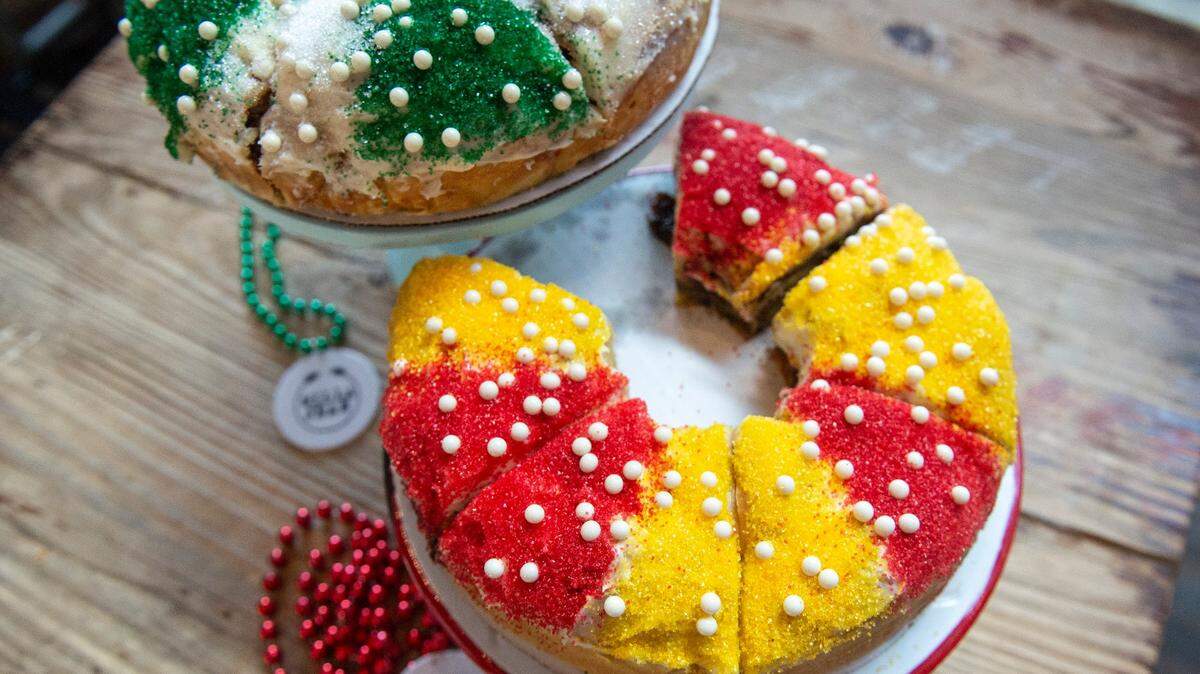 Eagles- and Chiefs-themed king cakes are served at Willa Jean in New Orleans ahead of the Super Bowl.