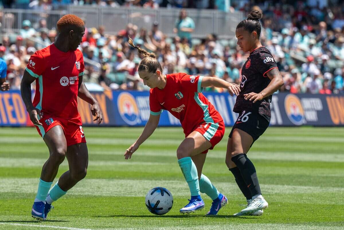 Kansas City Current forward Ally Sentnor (21) dribbles the ball in traffic in the Current's match vs. Portland Thorns FC on Sunday, May 24, 2026, at CPKC Stadium.