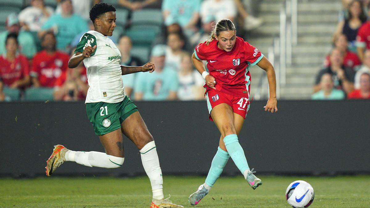 KANSAS CITY, MISSOURI - JULY 12: Alex Pfeiffer #47 of Kansas City Current shoots against Carla Tays #21 of Palmeiras during the second half at CPKC Stadium on July 12, 2025 in Kansas City, Missouri. (Photo by Jay Biggerstaff/Getty Images)
