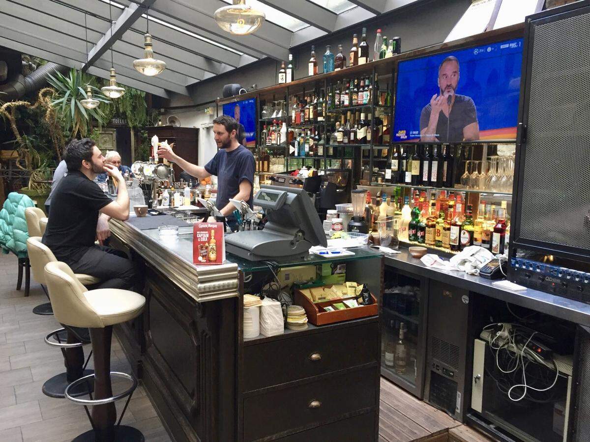 The inside of Rosie’s Smokehouse is airy and modern.