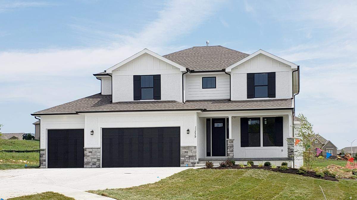 Tour #182, the Dylan XL plan at Covington Creek, features many unique design elements.