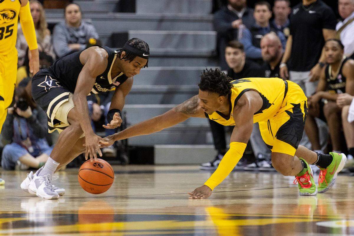 Missouri’s DeAndre Gholston, right, tries to steal the ball from Vanderbilt’s Ezra Manjon during Saturday’s game in Columbia, Mo.