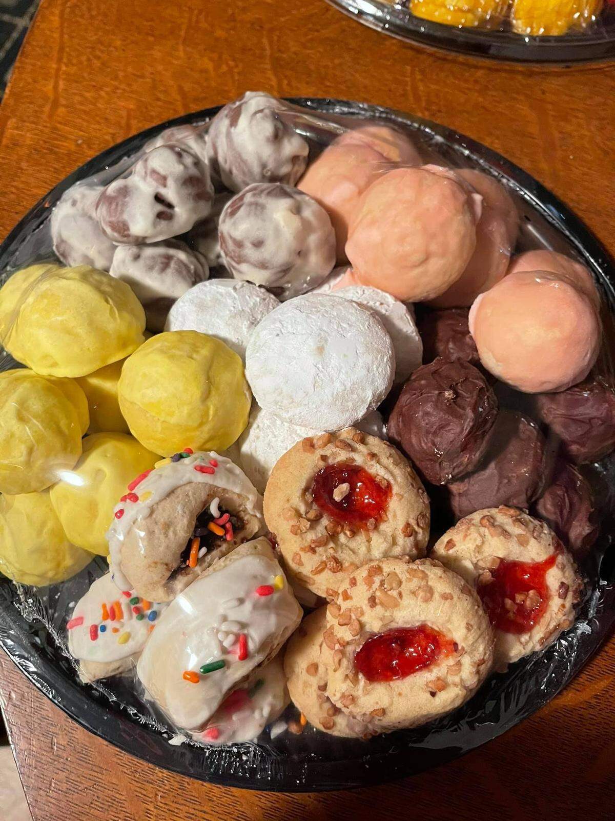 Italian Gardens Pizza has a variety of Italian cookies.