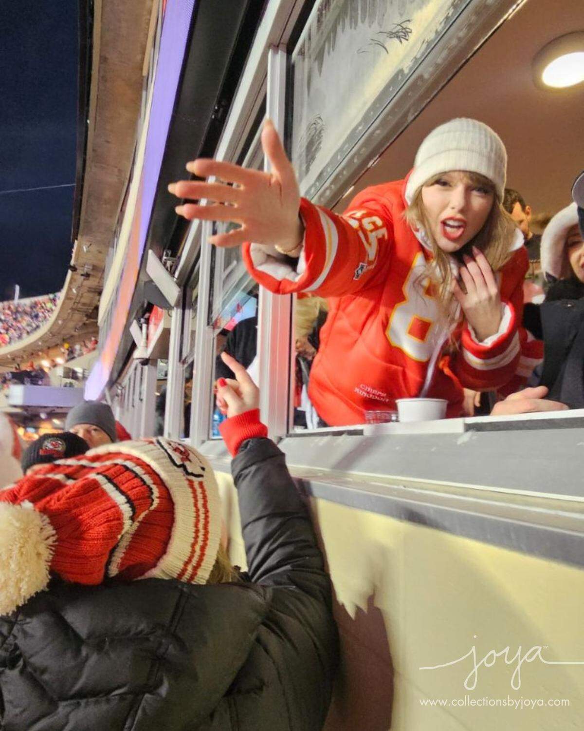 Taylor Swift handed out “High Fours” to fans at Saturday’s Chiefs game.