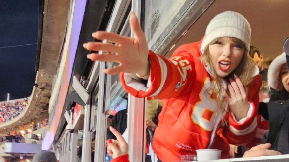 Taylor Swift, seen here at a Chiefs game in Kansas City, tipped a ticket taker $100 at the Chiefs-Bills game Sunday in New York.