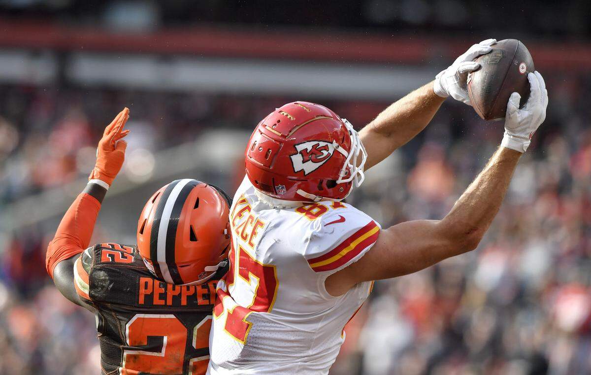 Kansas City Chiefs tight end Travis Kelce pulled in a pass for a touchdown against the defense of Cleveland Browns free safety Jabrill Peppers in the third quarter in Cleveland. It was Chiefs quarterback Patrick Mahomes’ 29th touchdown pass of the 2018 regular season.