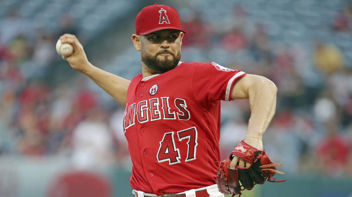 Los Angeles Angels starter Ricky Nolasco pitches to the Seattle Mariners in the first inning of a baseball game in Anaheim, Calif., Saturday, Sept. 30, 2017.