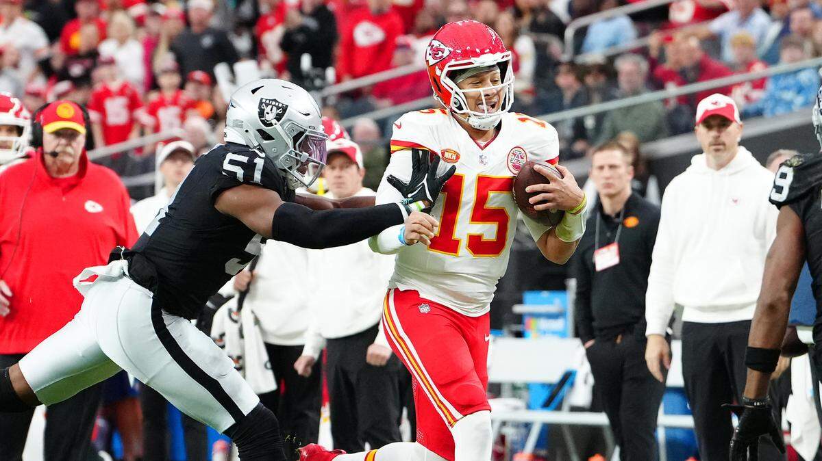 Chiefs quarterback Patrick Mahomes, right, is pursued by Raiders defensive end Malcolm Koonce during Sunday’s game at Allegiant Stadium in Las Vegas.