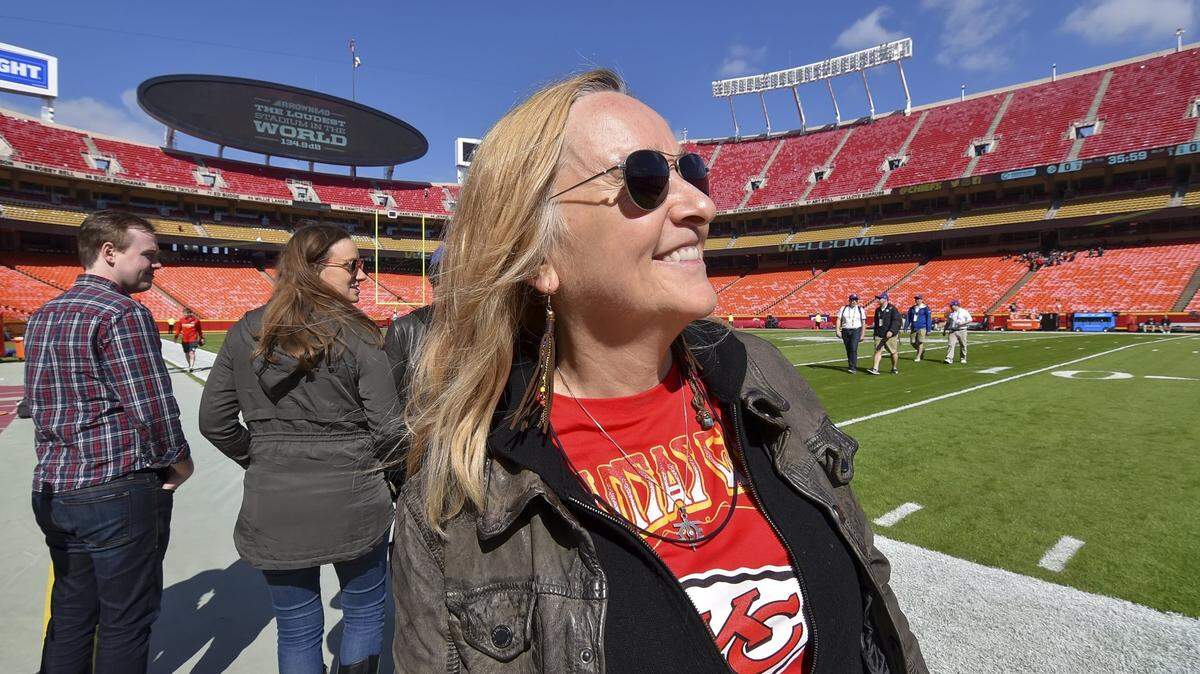 Singer/songwriter Melissa Etheridge, who grew up in Leavenworth, Kansas, comes home frequently, sometimes to sing the National Anthem at a Kansas City Chiefs game. She is a diehard Chiefs fan.