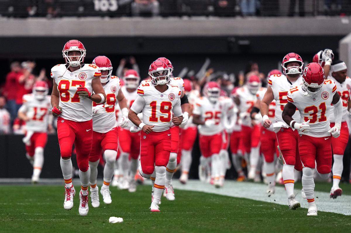 The Kansas City Chiefs take the field ahead of an NFL Week 18 game at Allegiant Stadum in Las Vegas on Sunday, Jan. 4, 2026.