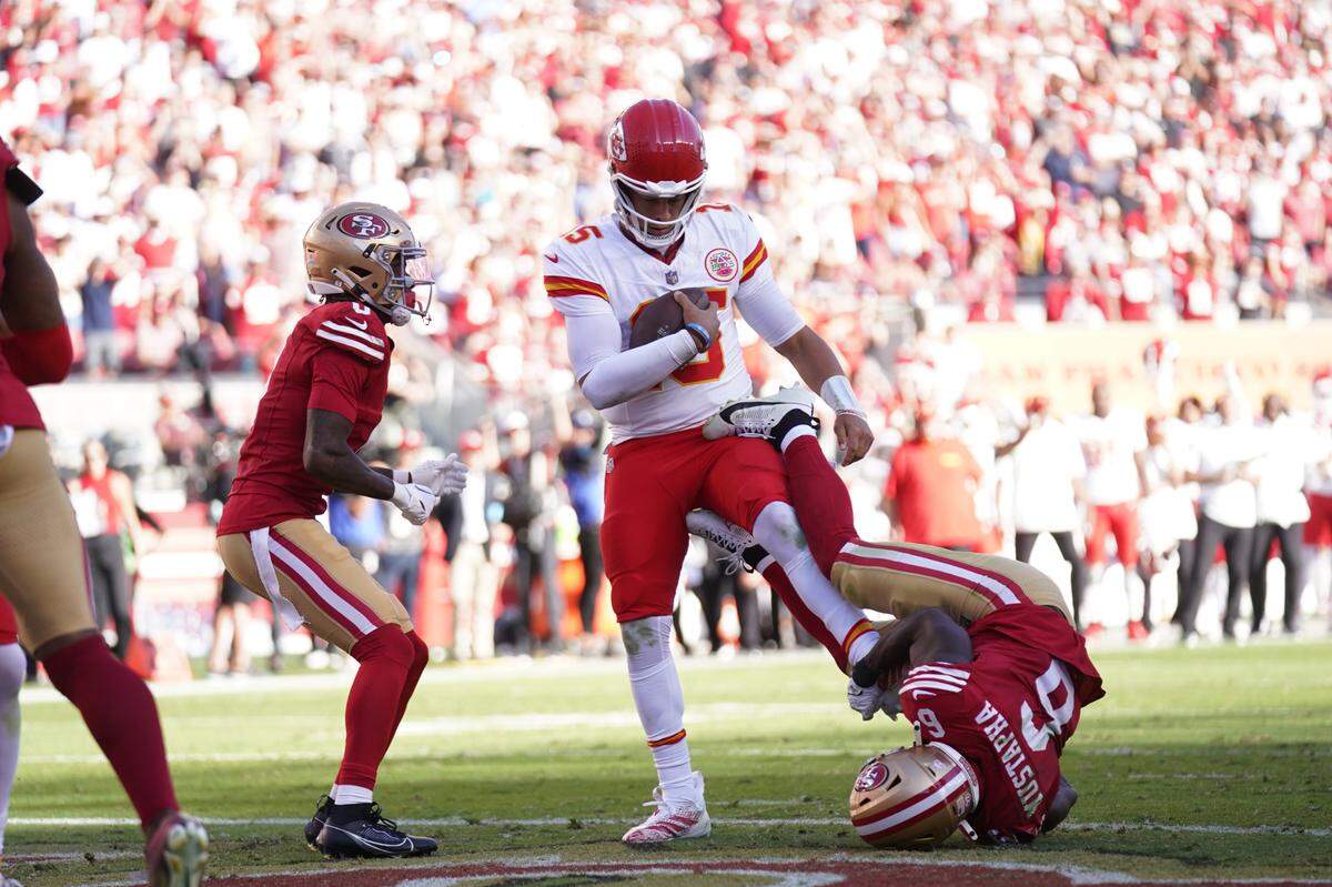 Kansas City Chiefs quarterback Patrick Mahomes (15) scores a touchdown next to San Francisco 49ers safety Malik Mustapha (6) in the fourth quarter at Levi’s Stadium.