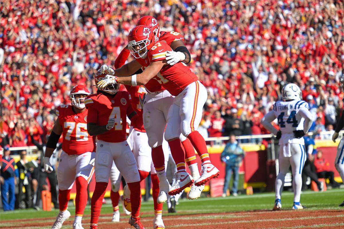 Kansas City Chiefs tight end Travis Kelce (87) celebrates a touchdown that got called back by the referees on Sunday, Nov. 23, 2025, at GEHA Field at Arrowhead Stadium during the teamÕs game against the Indianapolis Colts.