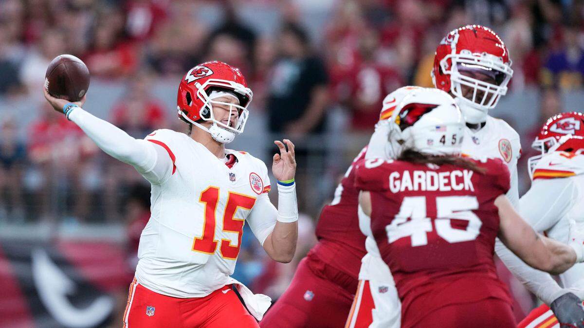 Kansas City Chiefs quarterback Patrick Mahomes (15) passes against the Arizona Cardinals during the first half at State Farm Stadium in Glendale, Arizona, on Aug. 19, 2023.