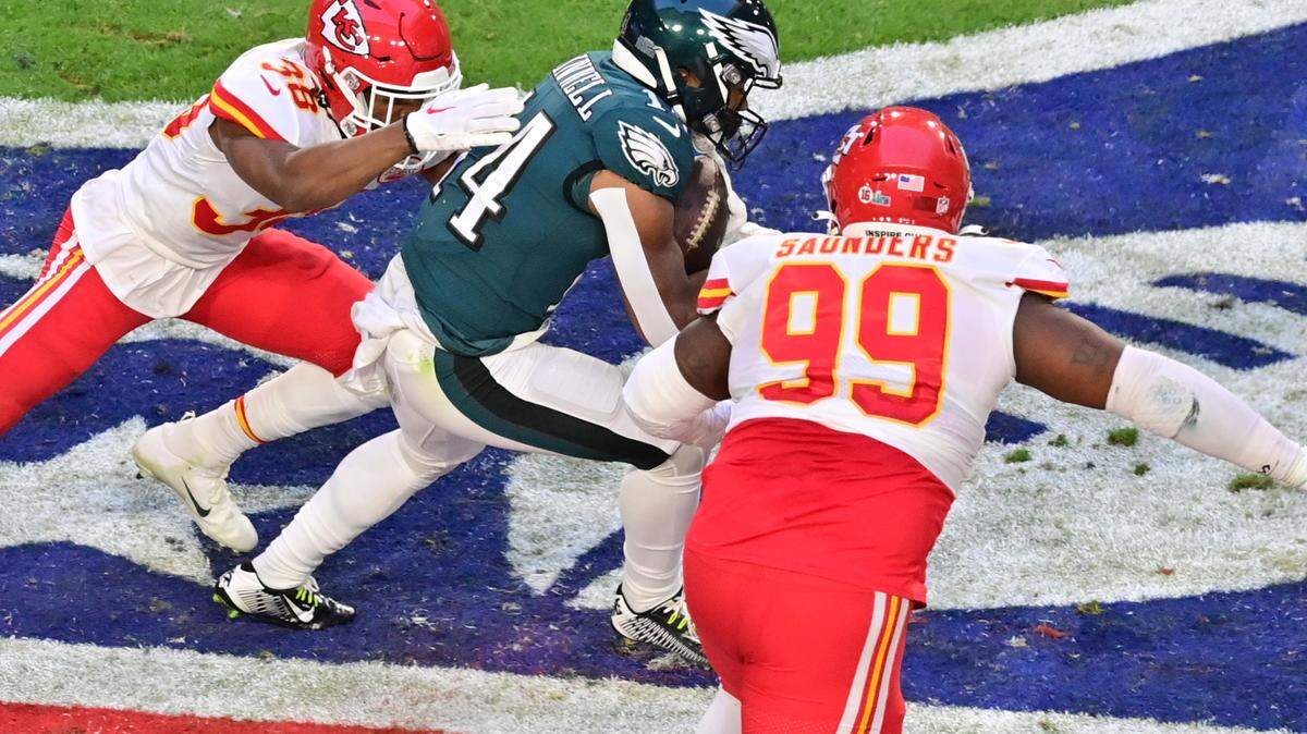 Philadelphia Eagles running back Kenneth Gainwell (14) runs the ball against Kansas City Chiefs cornerback L’Jarius Sneed (38) and defensive tackle Khalen Saunders (99) during the second quarter of Super Bowl LVII at State Farm Stadium.