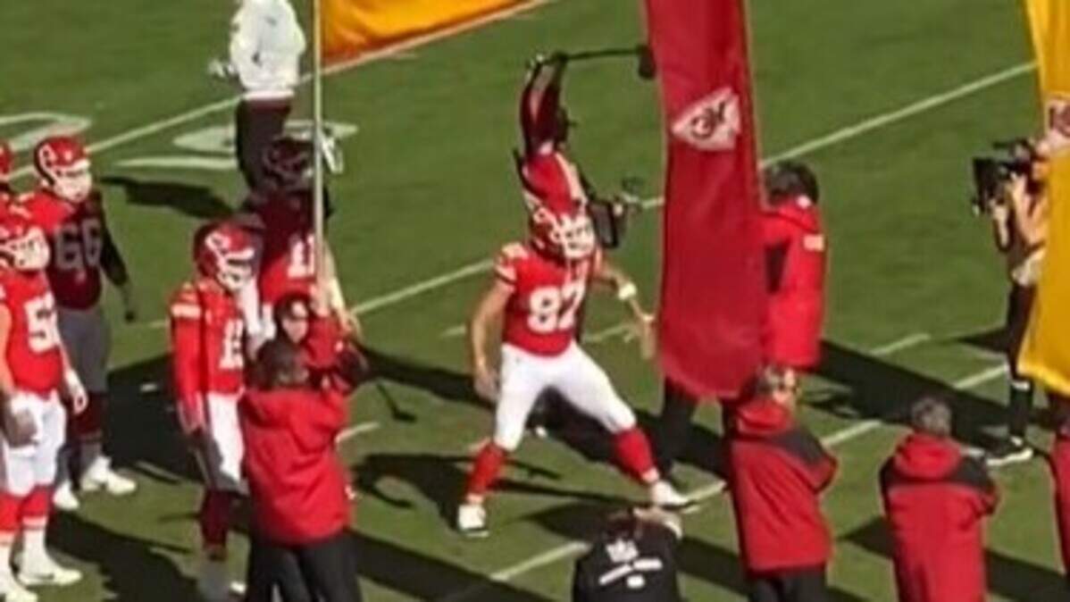 Travis Kelce hyped up his teammates before Sunday’s game.
