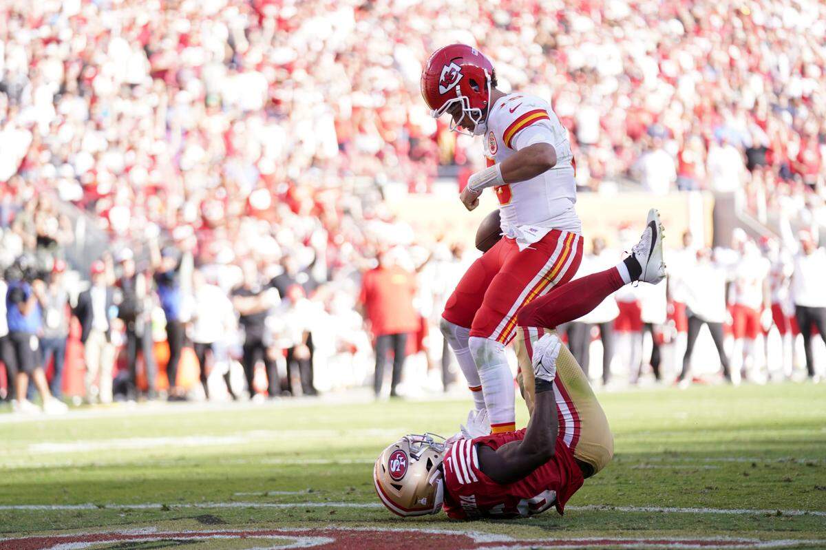 Kansas City Chiefs quarterback Patrick Mahomes (15) scores a touchdown next to San Francisco 49ers safety Malik Mustapha (6) in the fourth quarter at Levi’s Stadium.