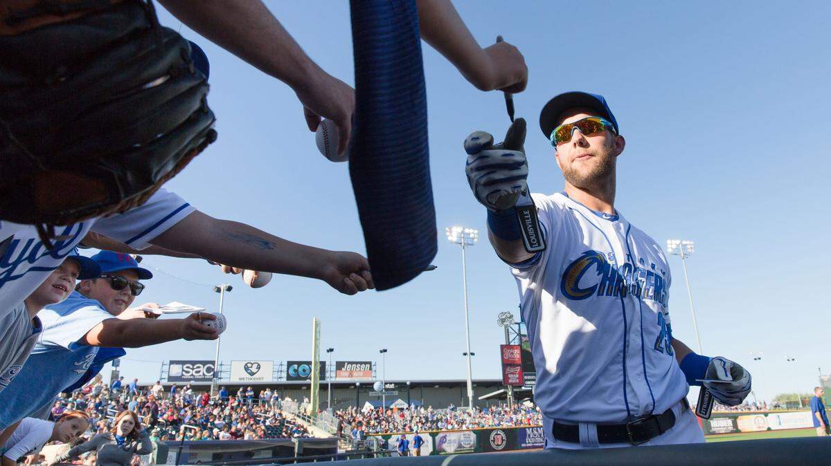 Alex Gordon signed autographs in Omaha, Neb., during an August 2015 rehab assignment with the Royals’ Class AAA team, the Storm Chasers.